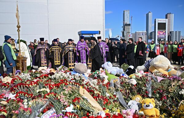 At the end of the memorial liturgy, the archbishop laid a wreath of white flowers depicting an eight-pointed cross on behalf of the Russian Patriarch. - Sputnik International