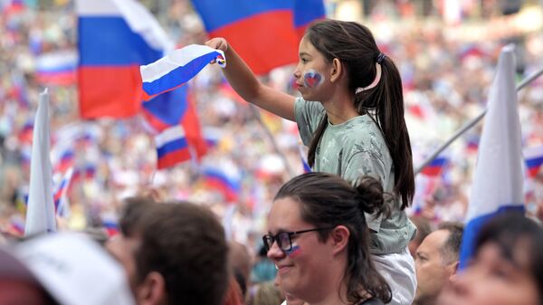 Participants in festive events at the Grand Sports Arena in Luzhniki in Moscow, dedicated to Russian Flag Day, as part of the Moscow Urban Forum 2023. - Sputnik International