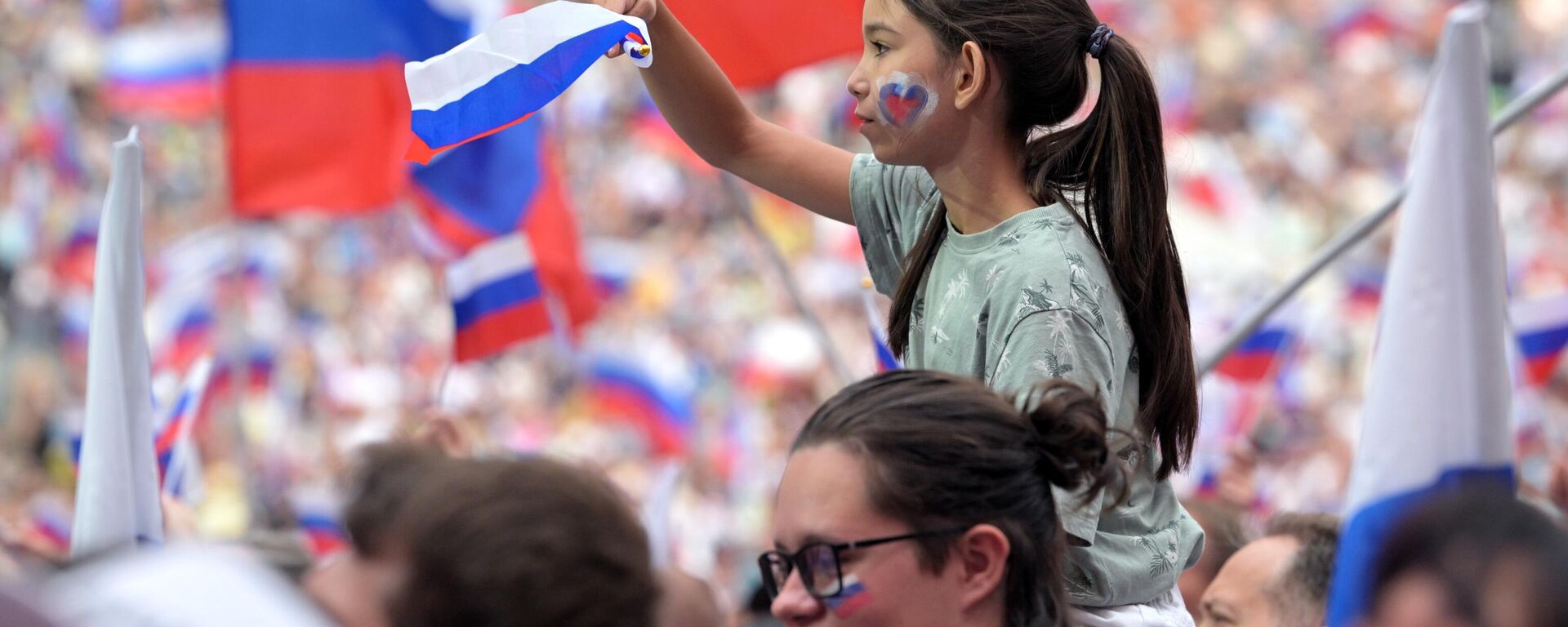 Participants in festive events at the Grand Sports Arena in Luzhniki in Moscow, dedicated to Russian Flag Day, as part of the Moscow Urban Forum 2023. - Sputnik International, 1920, 25.04.2024