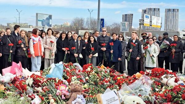 Diplomats, young employees of the Russian Foreign Ministry, and diplomacy students lay flowers at a spontaneous memorial outside Crocus City Hall in Moscow in memory of the victims of the terrorist attack - Sputnik International