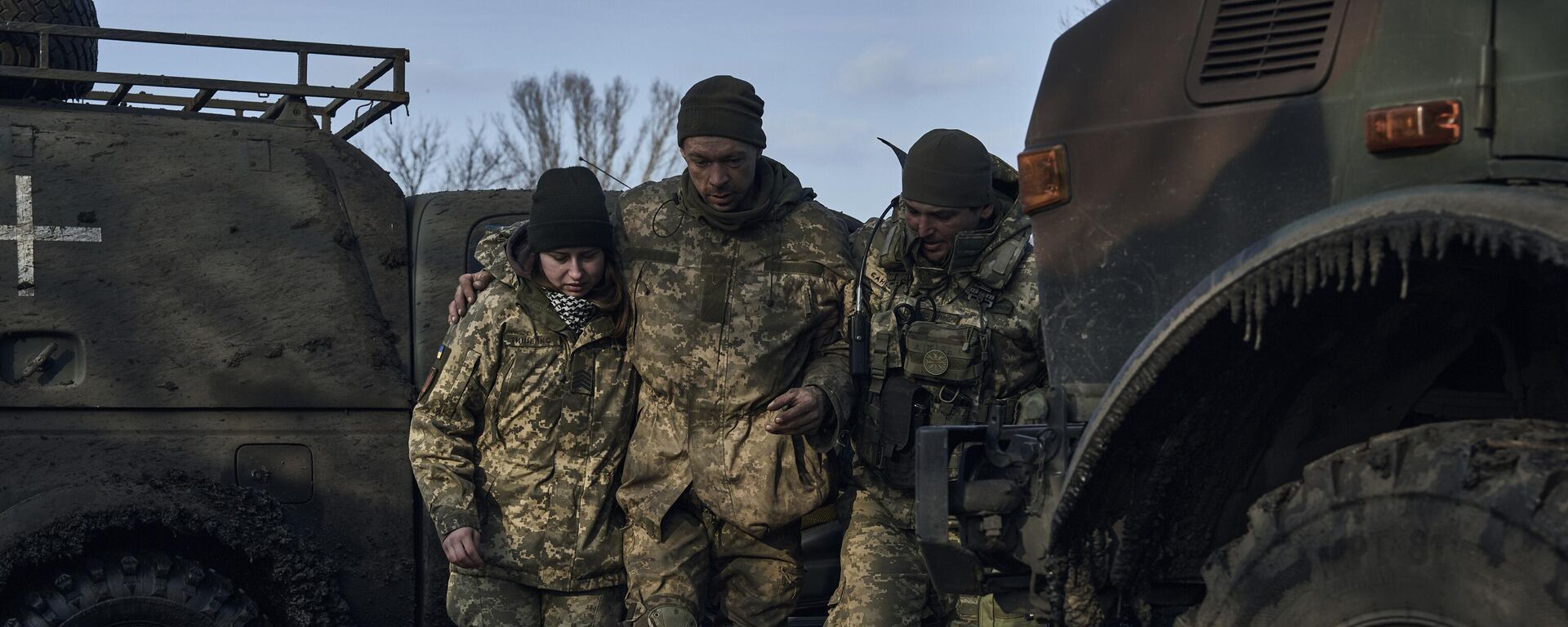 Military medics help a Ukrainian soldier wounded in a battle to get into an evacuation vehicle near Artyomovsk. File photo - Sputnik International, 1920, 12.08.2024