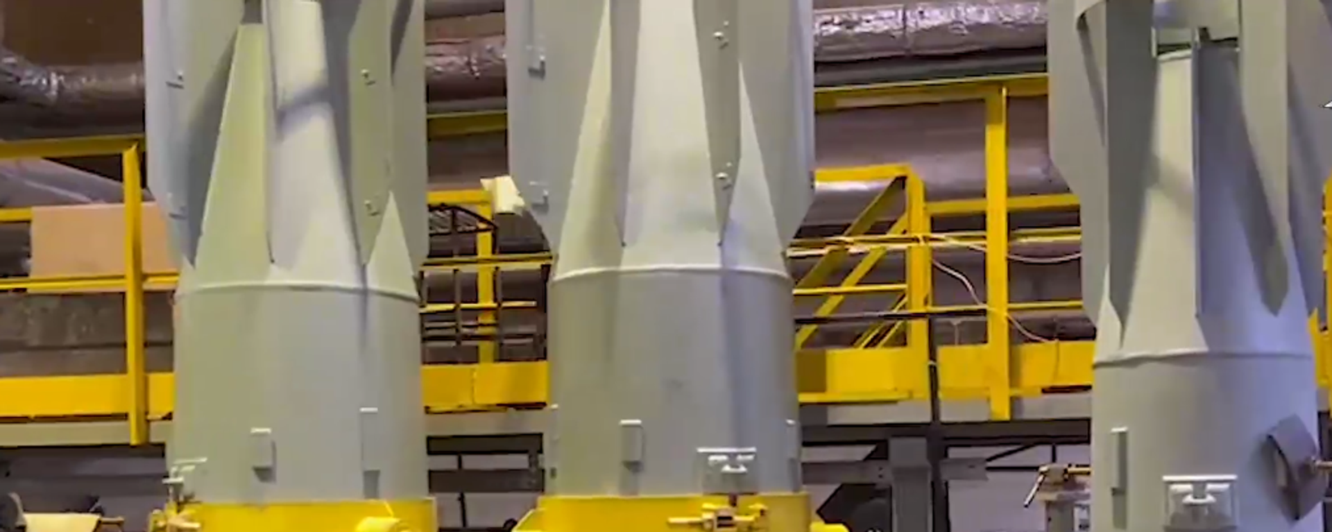 The process of assemblying FAB-3000 bombs at a military factory in Nizhny Novgorod. Screenshot of Russian Defense Ministry video.  - Sputnik International, 1920, 02.04.2024