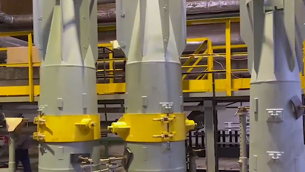 The process of assemblying FAB-3000 bombs at a military factory in Nizhny Novgorod. Screenshot of Russian Defense Ministry video.  - Sputnik International