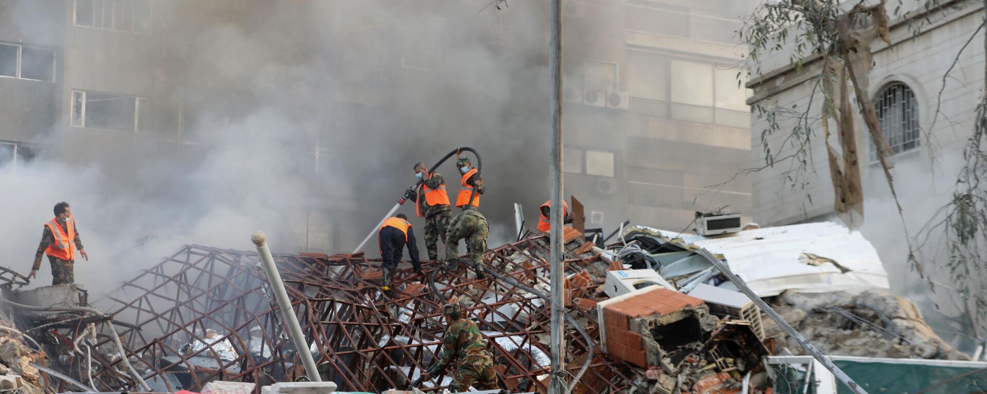 Emergency and security personnel extinguish a fire at the site of strikes which hit a building annexed to the Iranian embassy in Syria's capital Damascus, on April 1, 2024. - Sputnik International, 1920, 04.04.2024