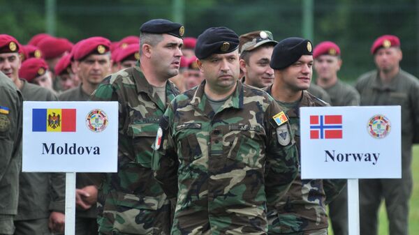 Soldiers from Moldova and Norway during the Rapid Trident-2016 international military exercise at the Yavorivsky training ground, Lvov Region - Sputnik International