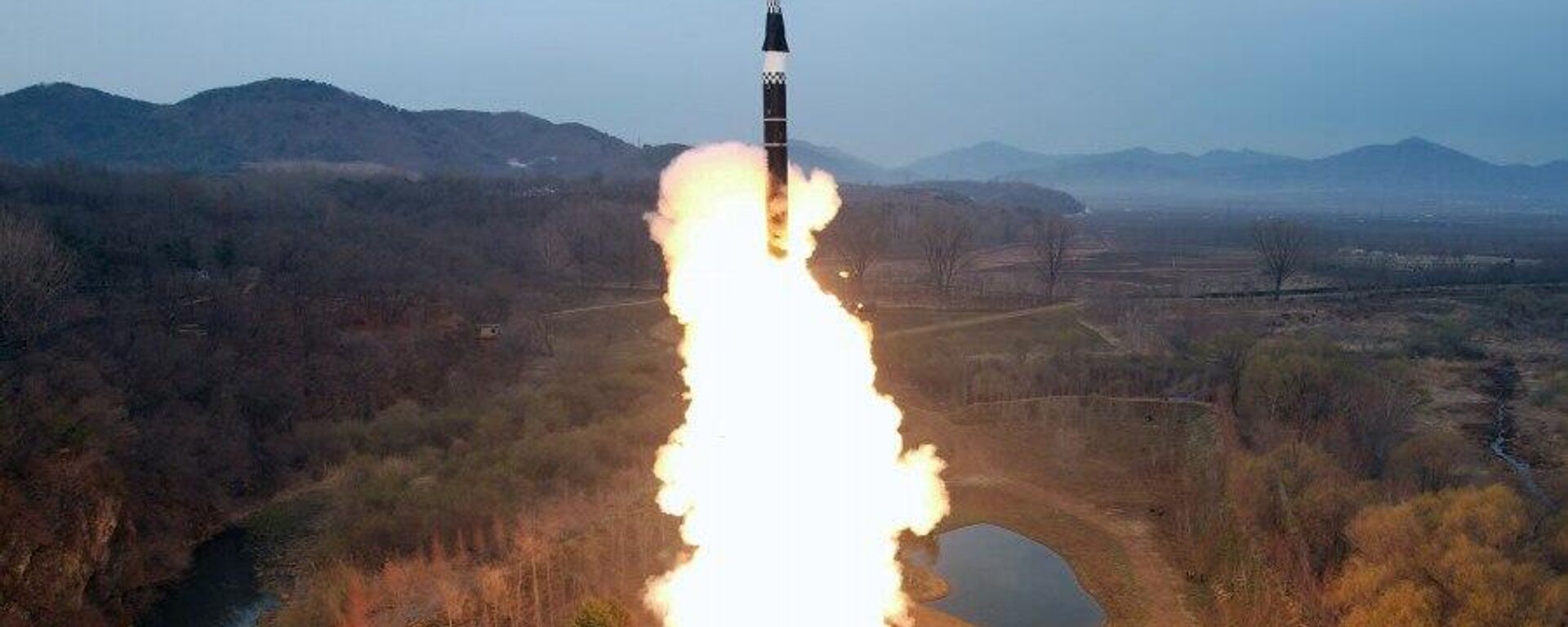 DPRK missile administration succeeds in test-fire of new-type intermediate-range hypersonic missile Hwasong-16. - Sputnik International, 1920, 02.04.2024