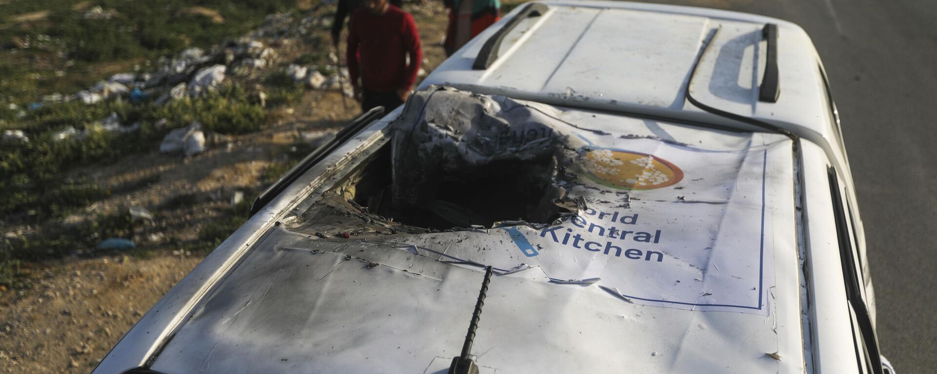 Palestinians inspect a vehicle with the logo of the World Central Kitchen wrecked by an Israeli airstrike in Deir al Balah, Gaza Strip - Sputnik International, 1920, 03.04.2024