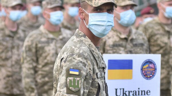 Ukrainian servicemen stand during the opening ceremony of the Rapid Trident 2020 military drills - Sputnik International