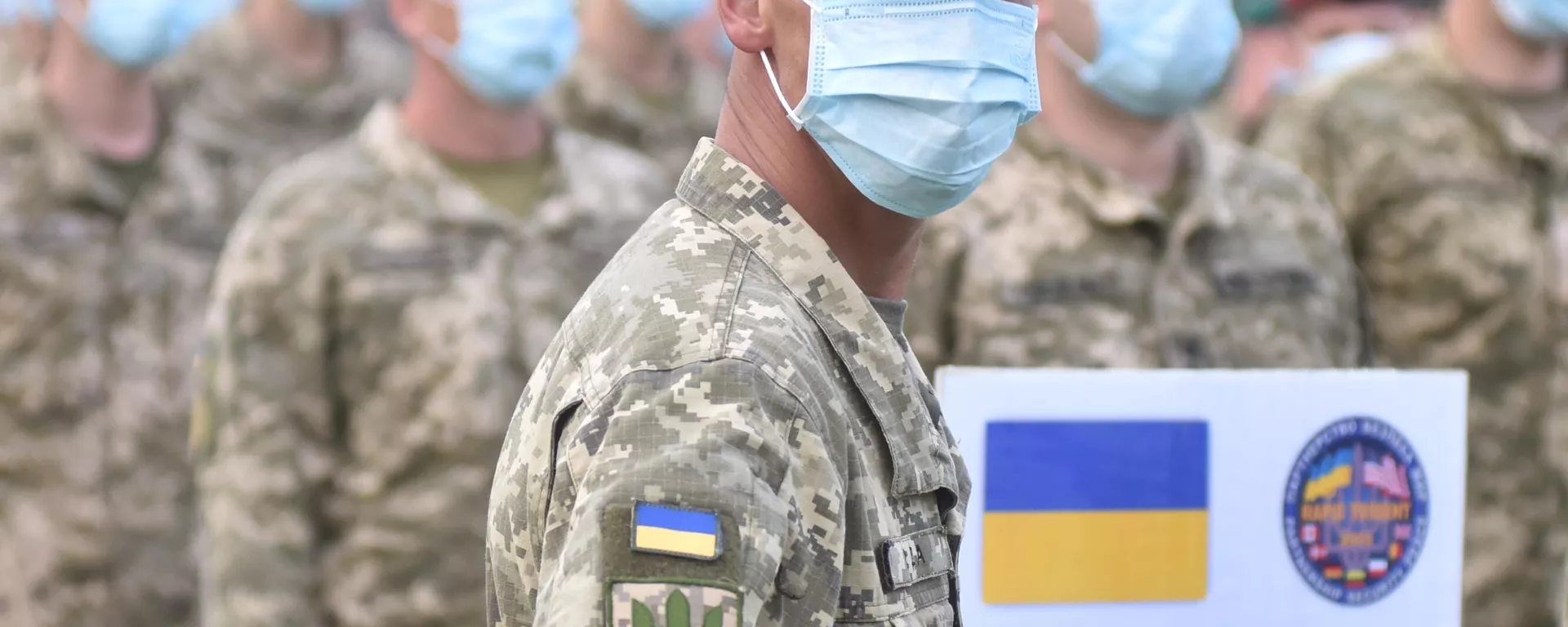 Ukrainian servicemen stand during the opening ceremony of the Rapid Trident 2020 military drills - Sputnik International, 1920, 16.01.2025