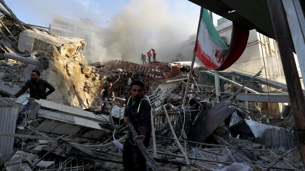 Экстренные службы работают у разрушенного здания иранского консульства, пострадавшего от авиаудара ВВС Израиля в Дамаске - Sputnik International