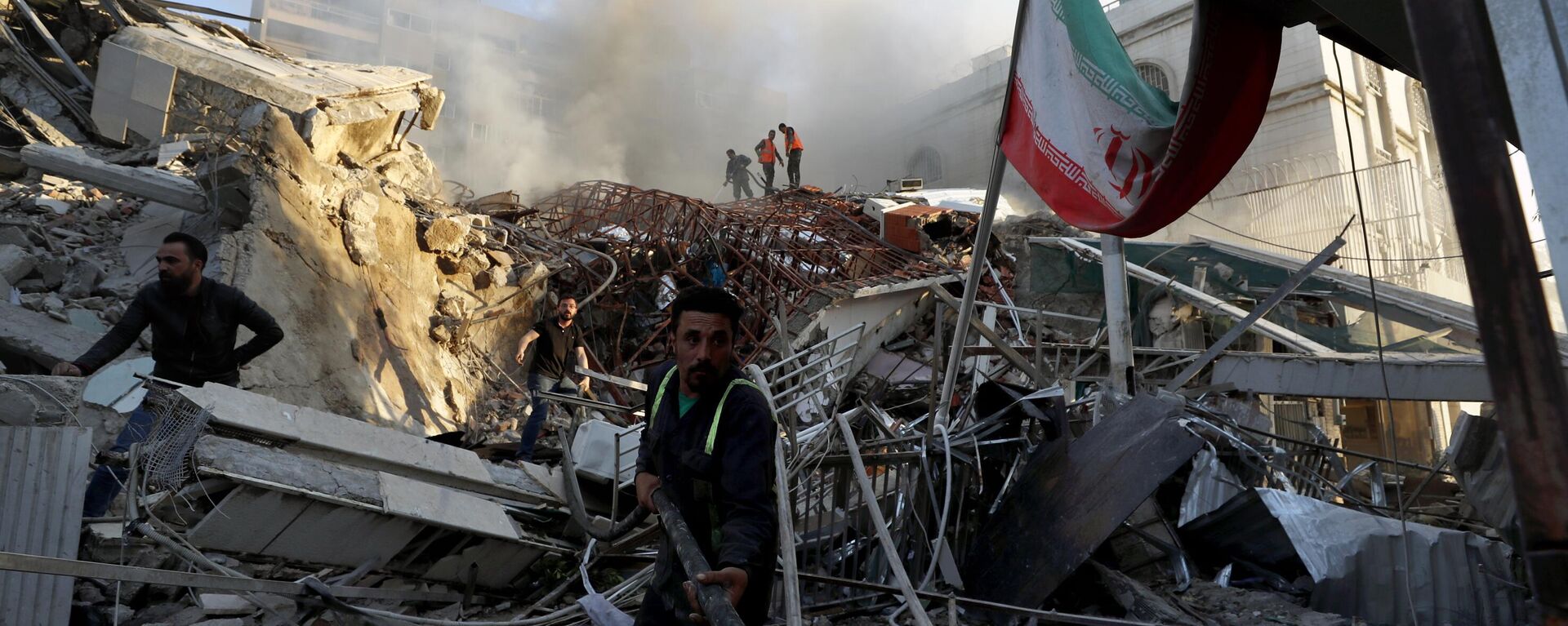 Экстренные службы работают у разрушенного здания иранского консульства, пострадавшего от авиаудара ВВС Израиля в Дамаске - Sputnik International, 1920, 11.04.2024