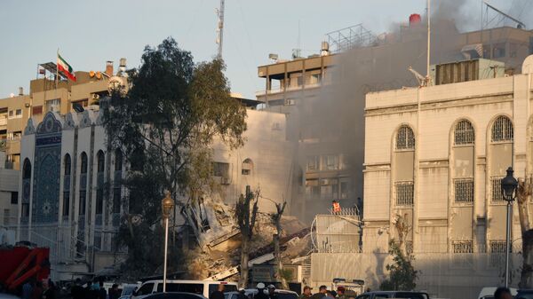 Экстренные службы работают у разрушенного здания иранского консульства, пострадавшего от авиаудара ВВС Израиля в Дамаске - Sputnik International
