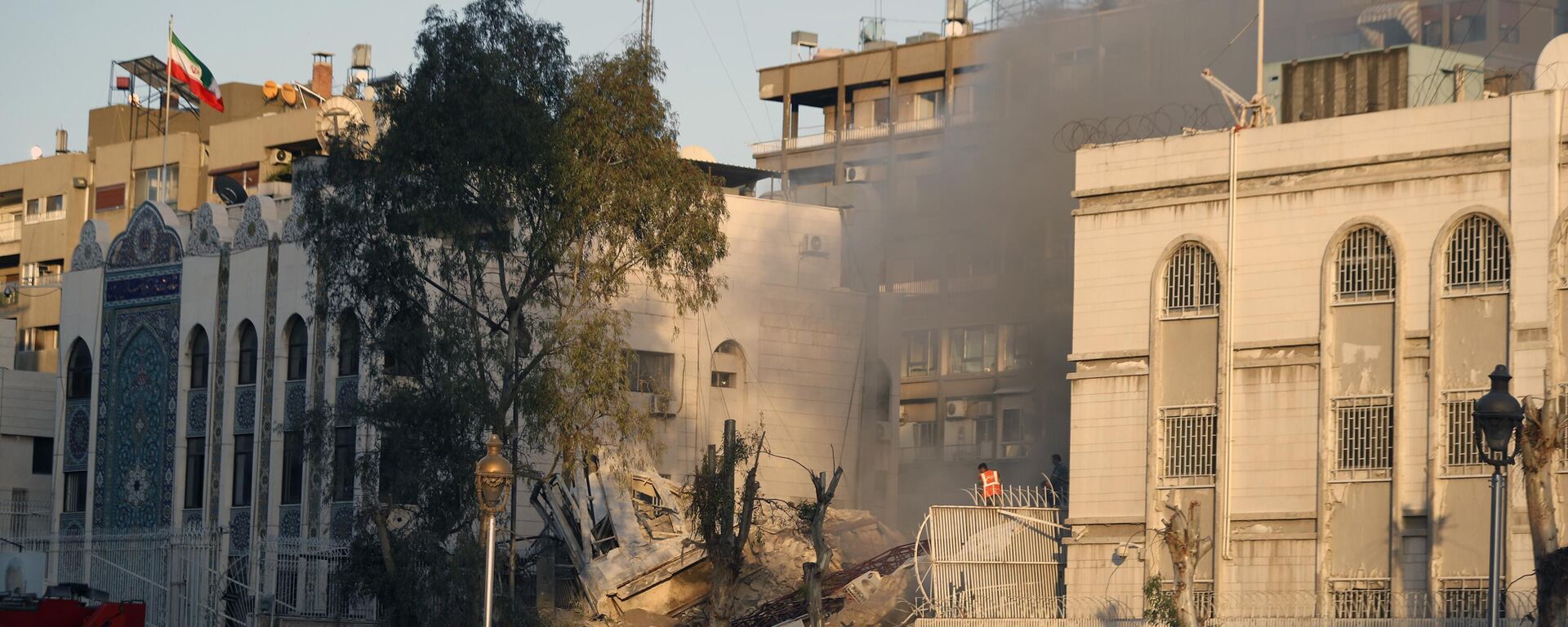 Экстренные службы работают у разрушенного здания иранского консульства, пострадавшего от авиаудара ВВС Израиля в Дамаске - Sputnik International, 1920, 11.04.2024