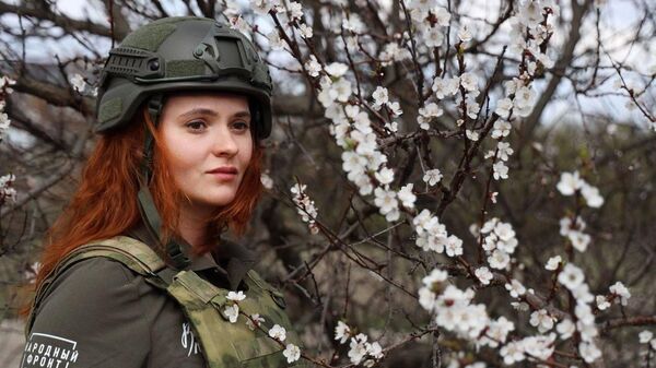 Anna Dolgareva, a poetess and war correspondent, in Donbass  - Sputnik International