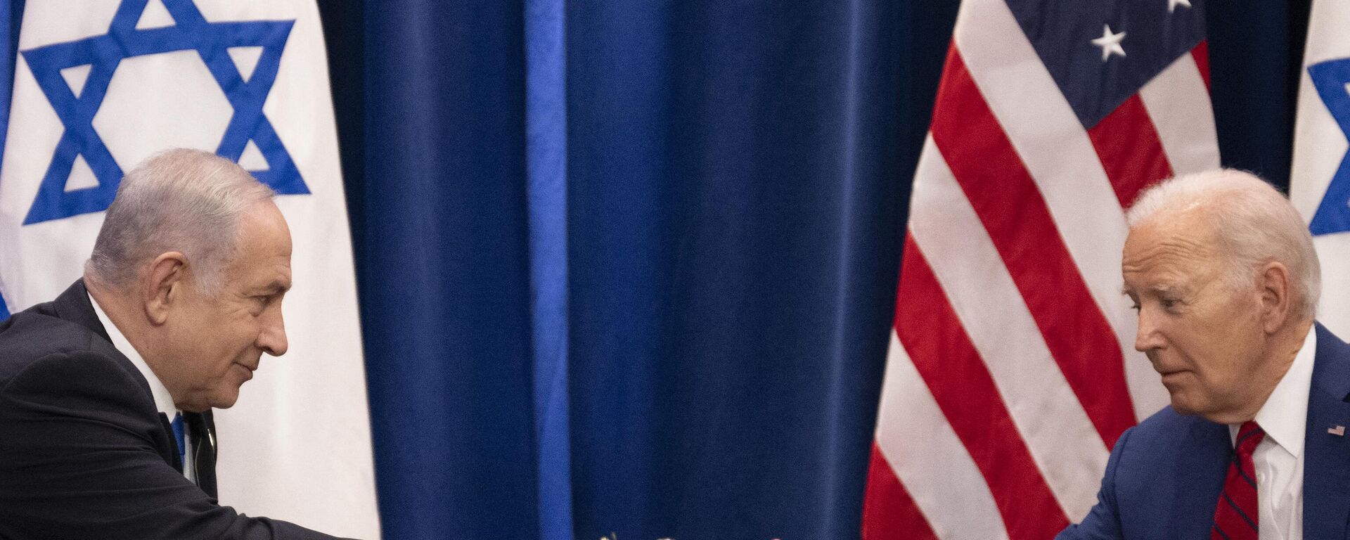 جو بایدن، رئیس‌جمهور ایالات متحده، با بنیامین نتانیاهو، نخست‌وزیر اسرائیل، در حین دیدار آنها در حاشیه هفتاد و هشتمین مجمع عمومی سازمان ملل متحد در نیویورک در 20 سپتامبر 2023 دست می‌دهد - Sputnik International 1920 04/18/2024