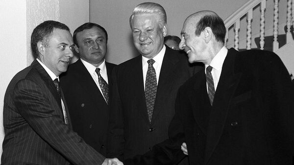 Meeting between NATO Secretary General Manfred Woerner and Russian President Boris Yeltsin at the Chateau du Stuyvenbergh, December 9, 1993. From left, Russian Foreign Minister Andrey Kozyrev, Russian Defense Minister Pavel Grachev, Yeltsin, and Woerner. - Sputnik International