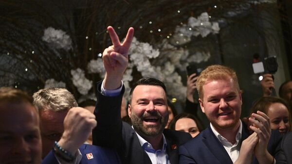 Supporters of the presidential candidate Peter Pellegrini celebrate at his headquarters after a presidential runoff in Bratislava, Slovakia, Saturday, April 6, 2024. Pellegrini is a close ally of populist Prime Minister Robert Fico known for his pro-peace policies. (AP Photo/Denes Erdos) - Sputnik International