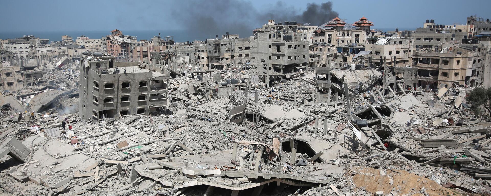 A general view shows the damage in the area surrounding Gaza's Al-Shifa hospital after the Israeli military withdrew from the complex housing the hospital on April 1, 2024 - Sputnik International, 1920, 07.04.2024