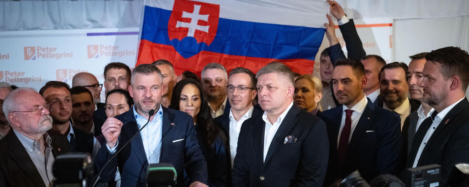 Peter Pellegrini (L) and Slovak Prime Minister Robert Fico (R) after the announcement of Pellegrini's victory in the second round of the Slovak presidential elections, April 6, 2024. - Sputnik International, 1920, 07.04.2024