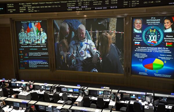 The landing of the Soyuz MS-24 SSC is shown on the screen of the Korolev mission control center in the Moscow region. Cosmonaut Oleg Novitsky is on the screen. - Sputnik International