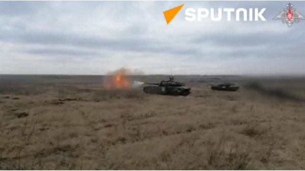  T-80BVM tanks of the Vostok Battlegroup in combat action  - Sputnik International