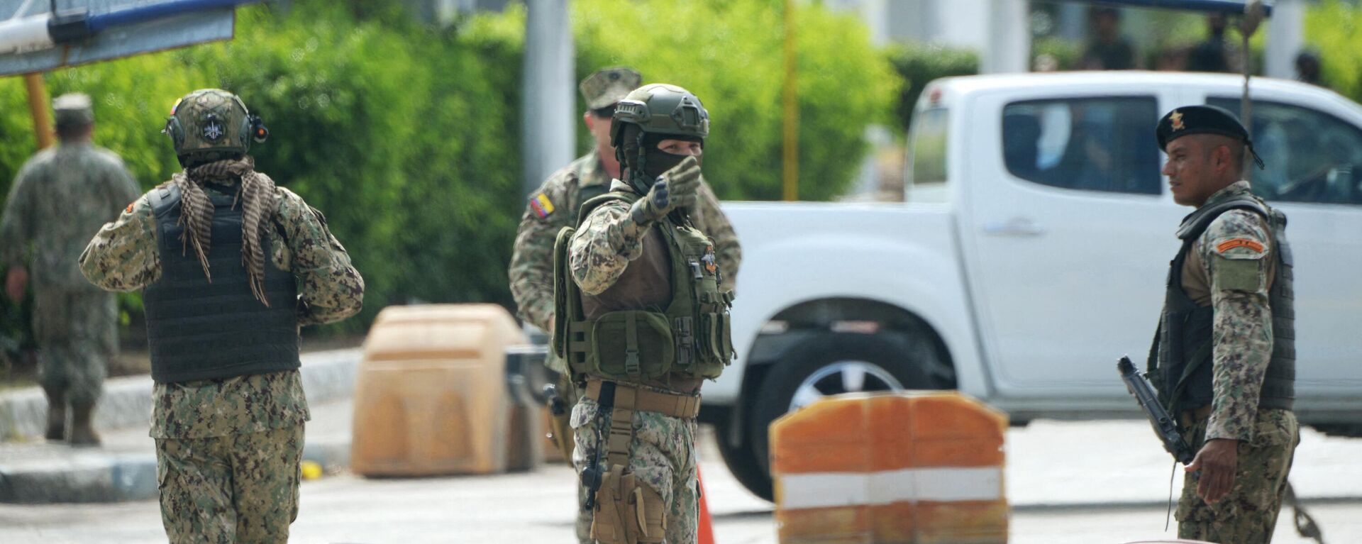 Army soldiers guard the surroundings of the Naval Hospital, where Ecuador's ex-vice president Jorge Glas was taken due to health issues after refusing to eat prison food according to prison authority, in Guayaquil, April 8, 2024. Ecuadoran special forces on April 5 forced their way into Mexico's embassy to grab Glas, who had taken refuge there since December, after an arrest warrant was issued against him for alleged corruption. Mexico had granted him political refugee status just hours before the raid.  - Sputnik International, 1920, 09.04.2024