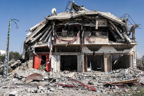A partially-collapsed building in Khan Yunis - Sputnik International