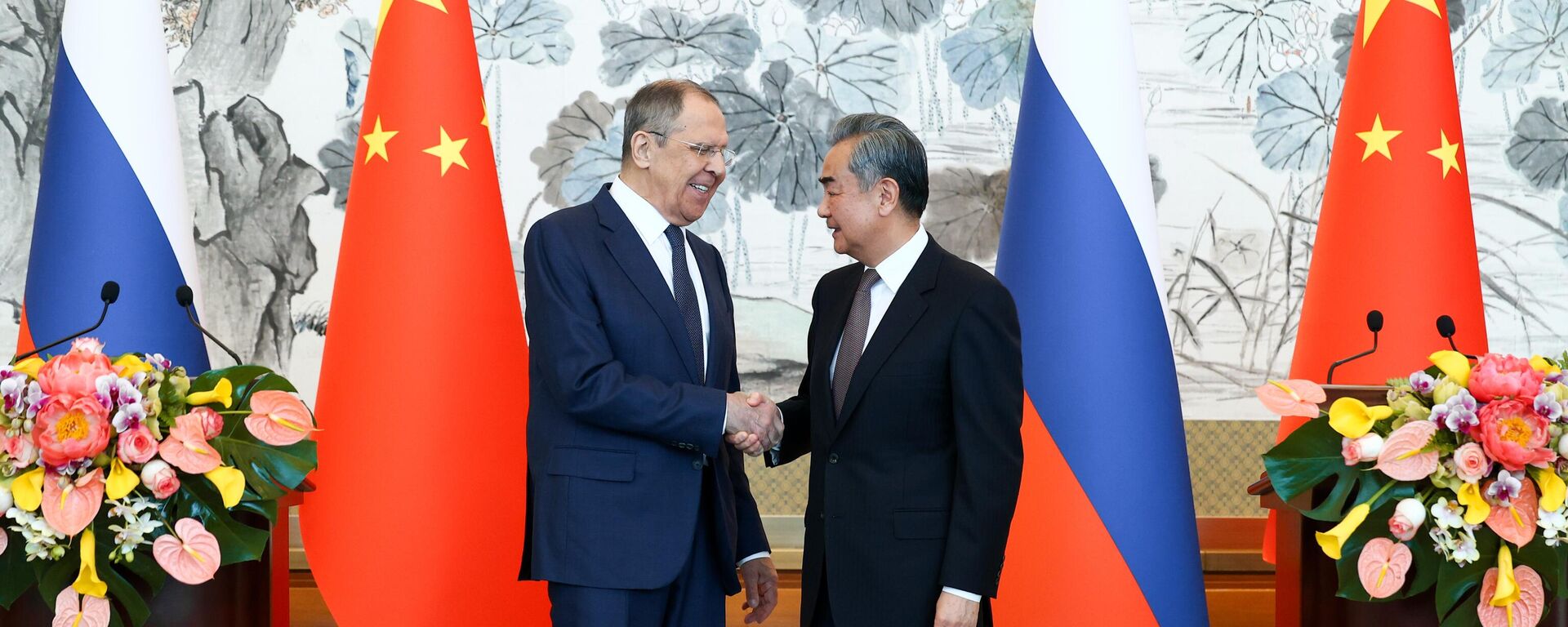 Russian Foreign Minister Sergey Lavrov and Chinese Foreign Minister Wang Yi shake hands during a joint press conference following their meeting at the Diaoyutai State Guest House in Beijing, China - Sputnik International, 1920, 10.04.2024