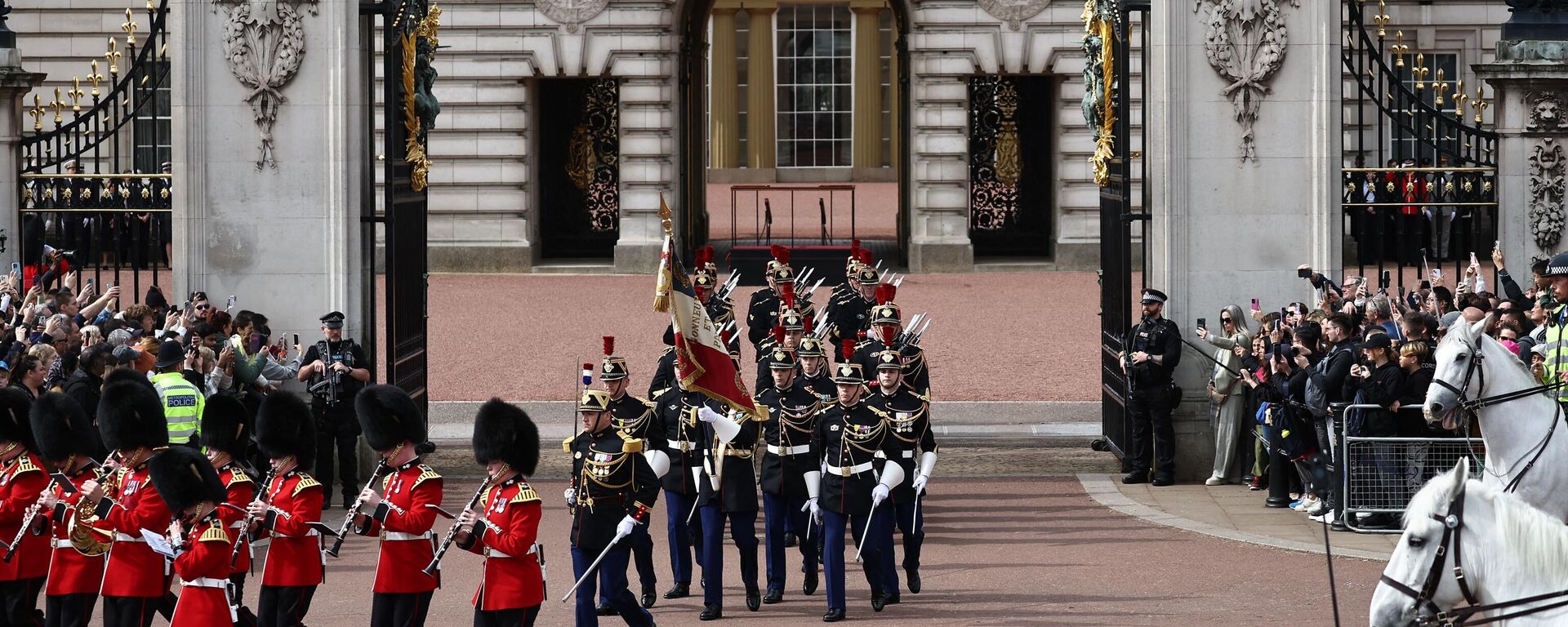 Members of France's Gendarmerie Garde Republicaine march behind members of the British Army's Band of the Grenadier Guards after taking part in a special Changing of the Guard ceremony at Buckingham Palace in London on April 8, 2024, to mark the 120th anniversary of the Entente Cordiale. - Sputnik International, 1920, 09.04.2024