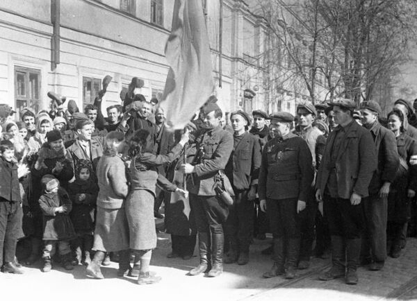 Odessa residents O. Polak and O. Klefortova handing the Red Banner over to the partisan detachment that entered the city. Locals kept the banner throughout the entire Nazi occupation - Sputnik International
