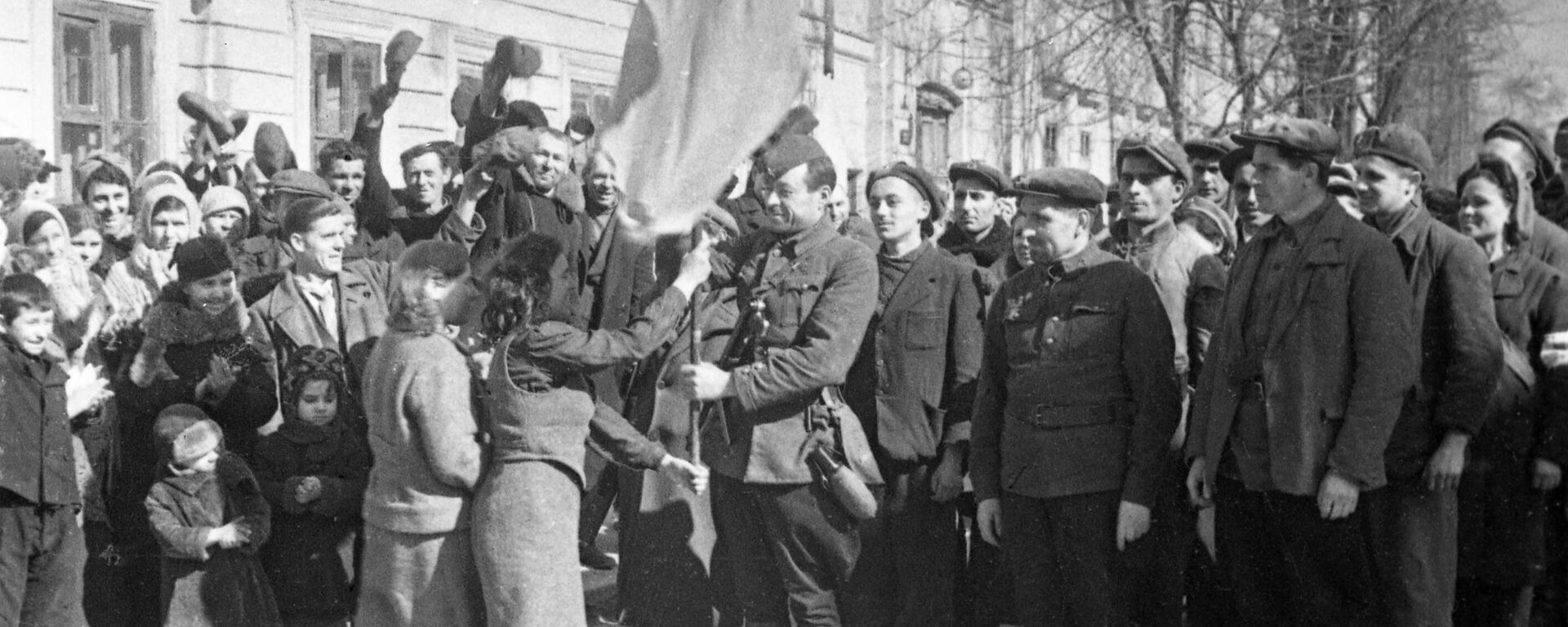 Odessa residents O. Polak and O. Klefortova handing the Red Banner over to the partisan detachment that entered the city. Locals kept the banner throughout the entire Nazi occupation - Sputnik International, 1920, 10.04.2024