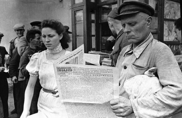 An Odessa native reading The Bolshevik Banner newspaper - Sputnik International
