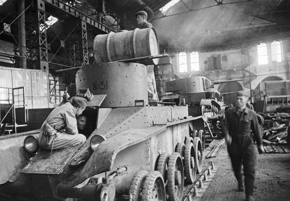 Soviet engineers fixing BT tanks - Sputnik International