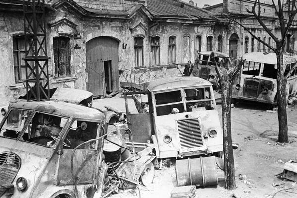 Destroyed German cars left in the streets of Odessa after the city was liberated from the Nazi invaders - Sputnik International
