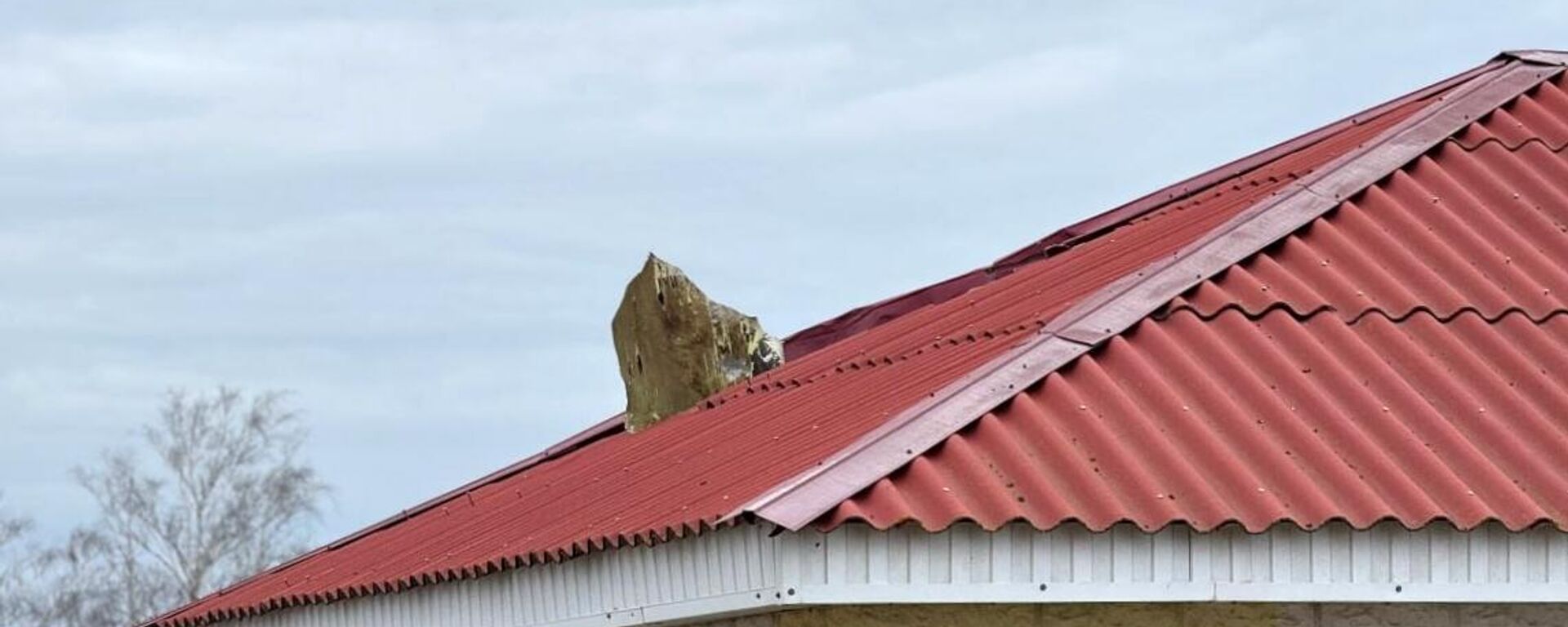 قطعه ای از پهپاد اوکراینی بر روی پشت بام یک ساختمان مسکونی در بلگورود.  14 مارس 2024 - اسپوتنیک بین المللی، 1920، 04/10/2024