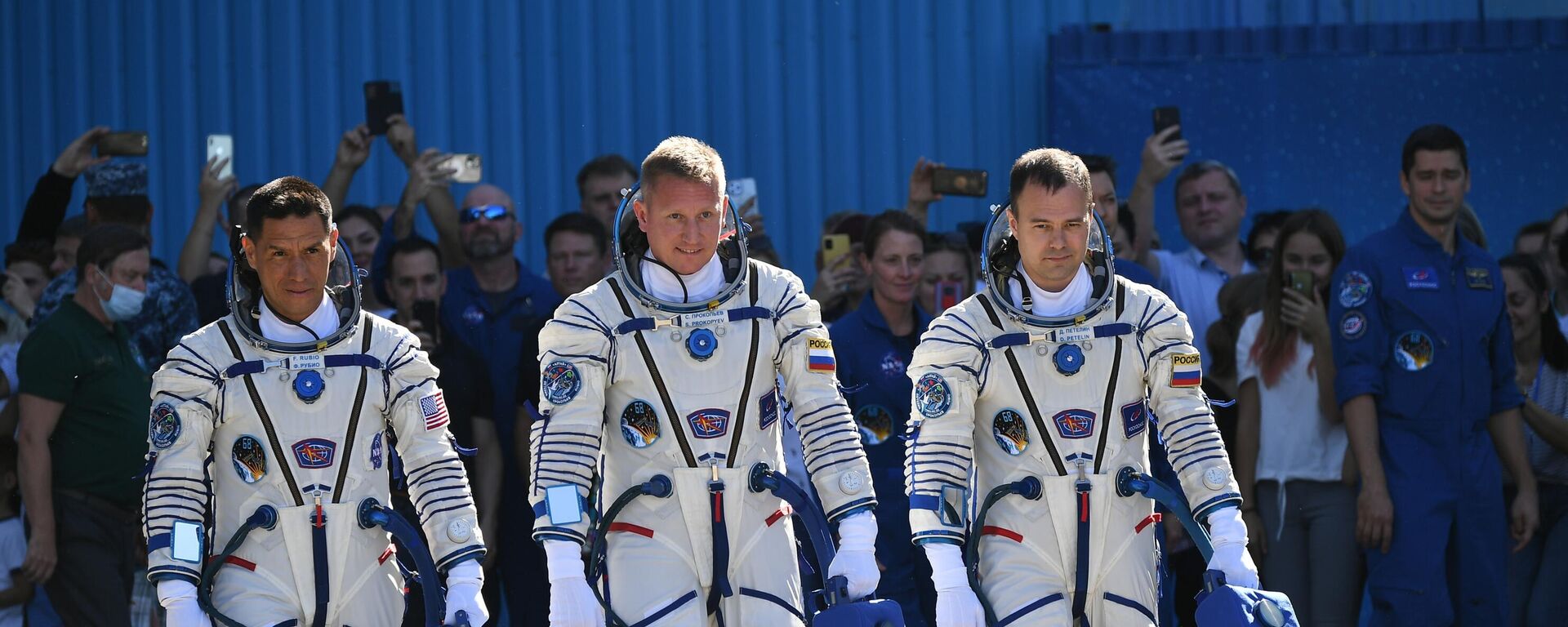 Crew members NASA astronaut Frank Rubio, Roscosmos cosmonauts Sergey Prokopyev and Dmitry Petelin walk after the space suits check shortly before the launch to the International Space Station - Sputnik International, 1920, 07.10.2024