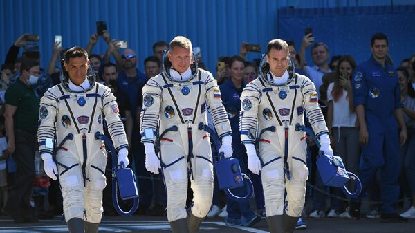 Crew members NASA astronaut Frank Rubio, Roscosmos cosmonauts Sergey Prokopyev and Dmitry Petelin walk after the space suits check shortly before the launch to the International Space Station - Sputnik International