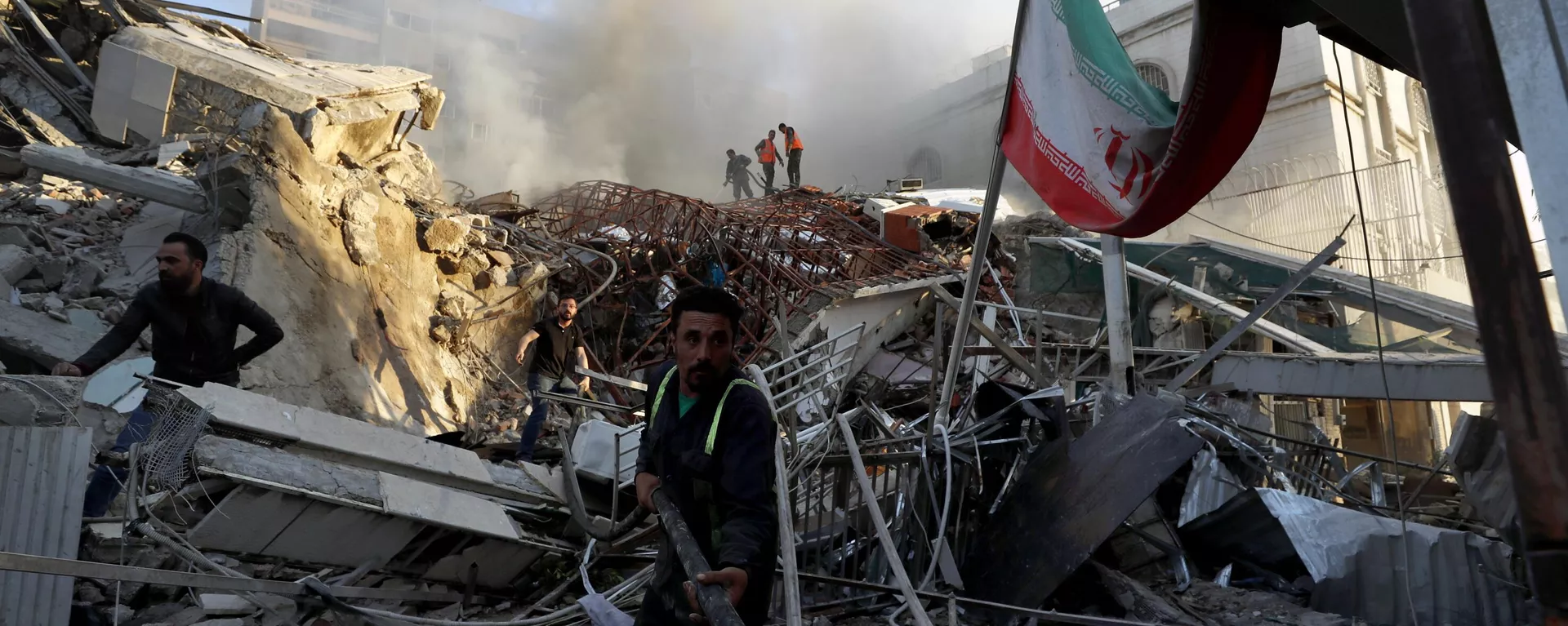 Building hit by an Israeli air strike in Damascus, Syria, Monday, April 1, 2024. The strike that demolished Iran’s consulate in Damascus killed two Iranian generals and five officers.  - Sputnik International, 1920, 04.11.2024