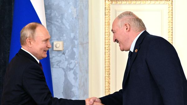 Presidents Vladimir Putin of Russia and Alexander Lukashenko of Belarus shake hands during a signing ceremony following a meeting of the Supreme State Council of the Russia-Belarus Union State in St. Petersburg, Russia - Sputnik International