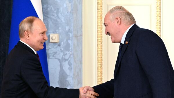 Presidents Vladimir Putin of Russia and Alexander Lukashenko of Belarus shake hands during a signing ceremony following a meeting of the Supreme State Council of the Russia-Belarus Union State in St. Petersburg, Russia - Sputnik International