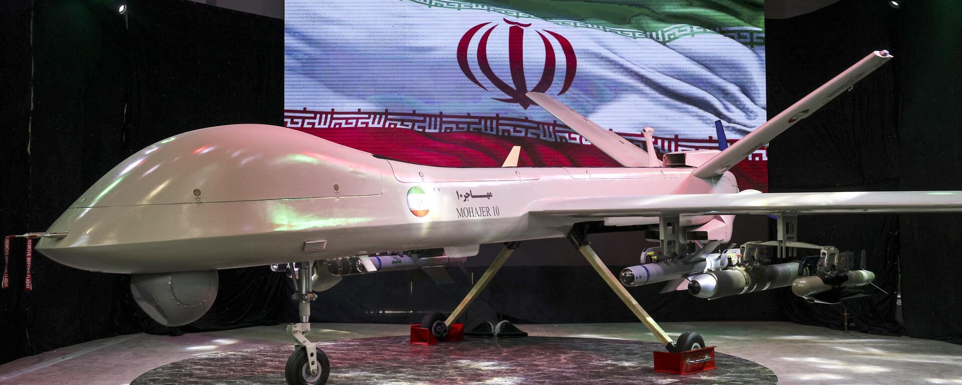 Iranian drone Mohajer 10 is displayed Iran's defence industry achievements exhibition, on August 23, 2023 in Tehran. Iran unveiled on August 22 its latest domestically built drone that can fly at a higher altitude and for a longer duration with enhanced weapons capabilities, local media reported. - Sputnik International, 1920, 12.04.2024