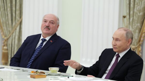 Russian President Vladimir Putin and Belarusian President Alexander Lukashenko attend a meeting with crew members of the 21st visiting expedition to the International Space Station - Sputnik International