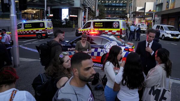 A crowd gathers outside Westfield Shopping Centre in Sydney, Saturday, April 13, 2024. Media reports say multiple people have been stabbed and that the police shot a person at the Sydney shopping center.  - Sputnik International
