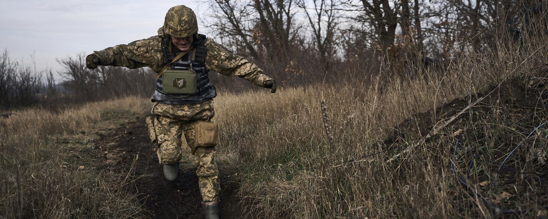 یک سرباز اوکراینی در حین نبرد با نیروهای روسی در نزدیکی مارینکا، اوکراین، جمعه، 23 دسامبر 2022، برای پوشش فرار می کند - اسپوتنیک بین المللی، 1920، 04/13/2024