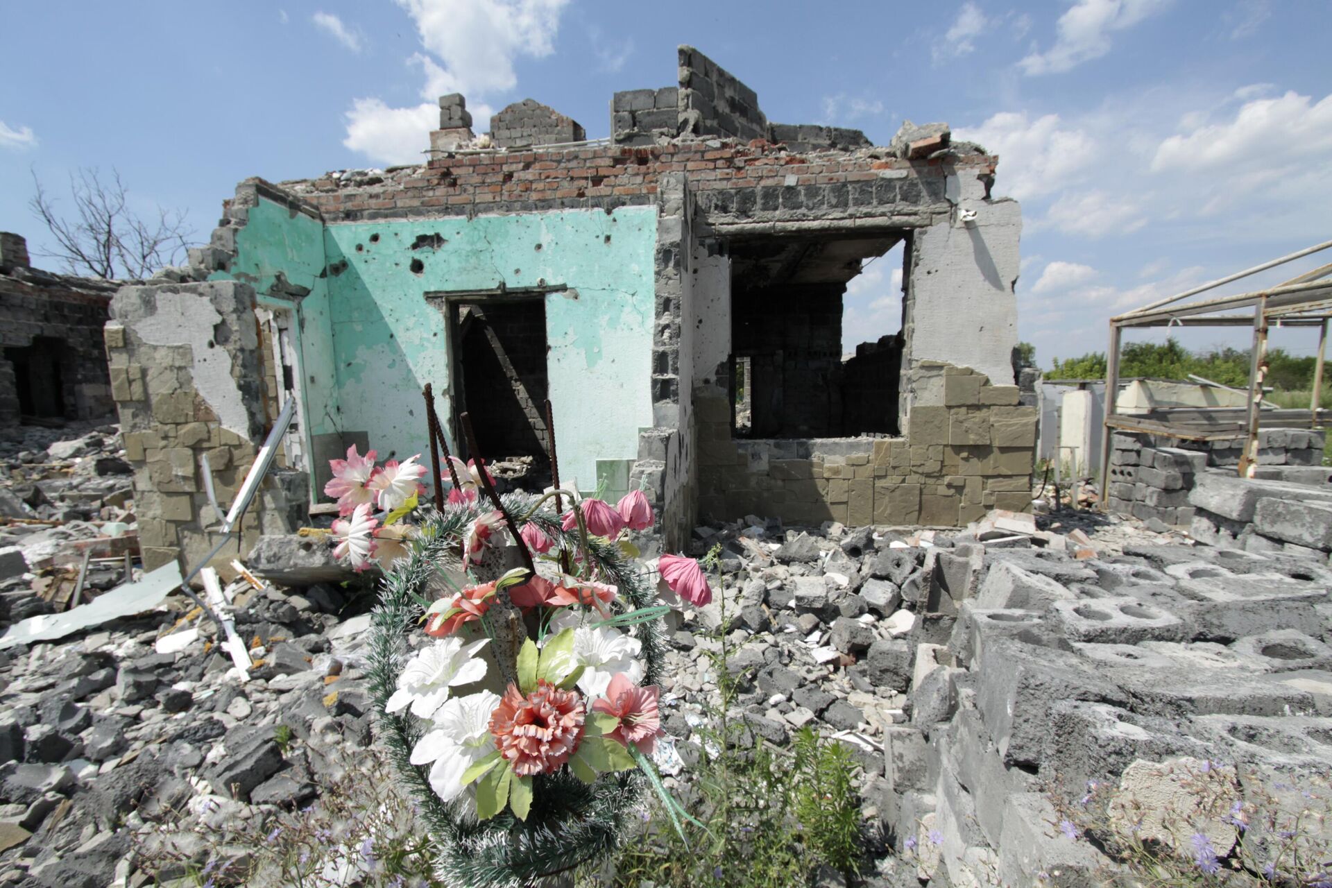 A house in the village of Semenovka near Slavyansk in the Donetsk region, destroyed by the Ukrainian army during military operations in 2014.  - Sputnik International, 1920, 13.04.2024