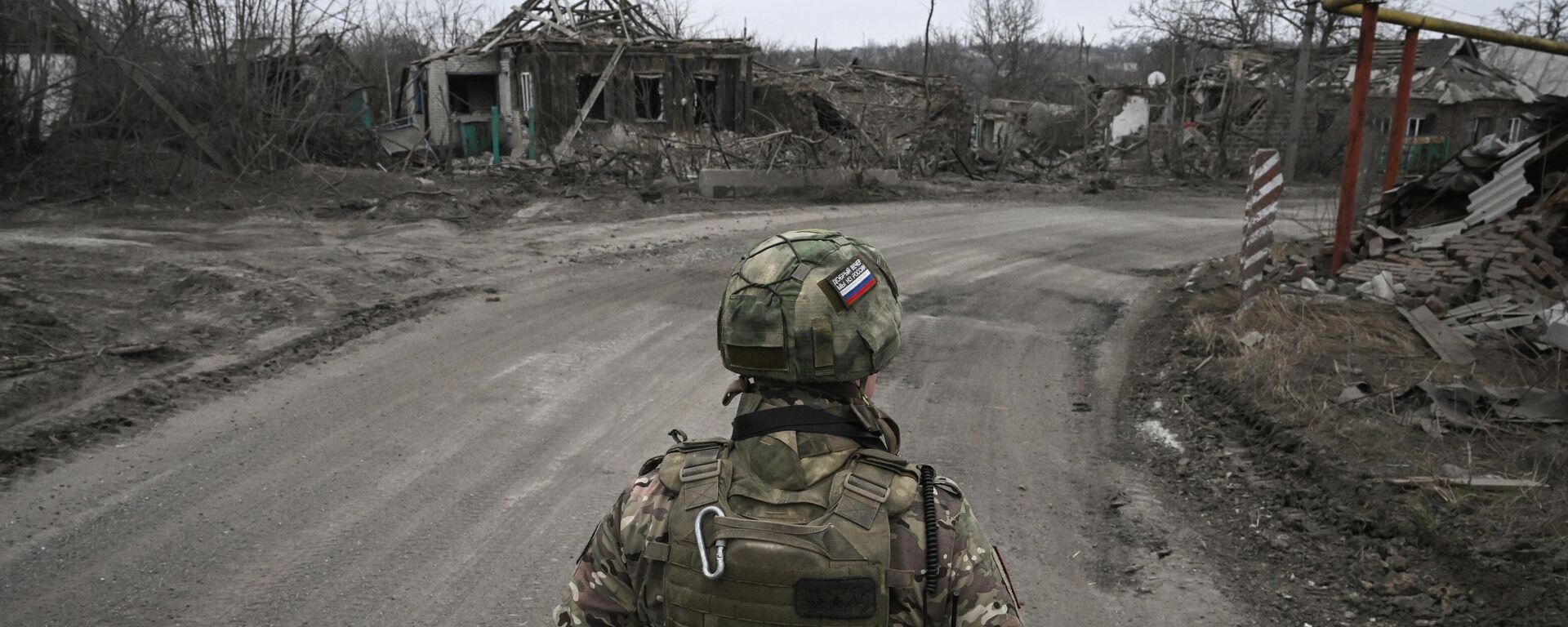 A sapper of the Centre group of forces inspects an area for explosive devices amid Russia's military operation in Ukraine, in the town of Avdeyevka near Donetsk, Donetsk People's Republic, Russia. - Sputnik International, 1920, 17.06.2024