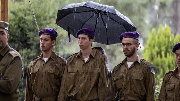 Israeli soldiers mourn during the funeral of a fellow soldier on November 1, 2023, in a military cemetery in Jerusalem amid the ongoing battles between Israel and the Palestinian group Hamas. - Sputnik International