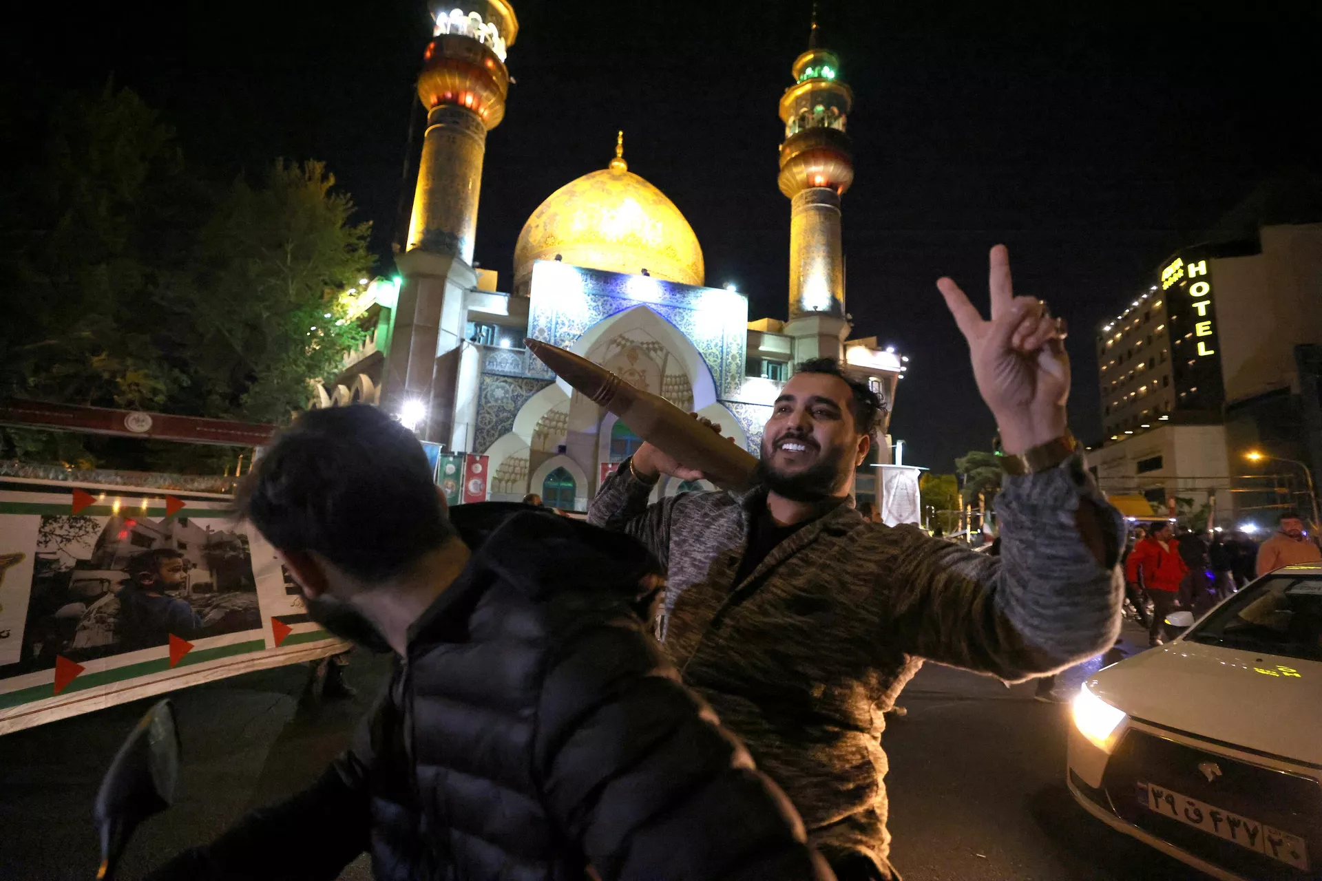 Un manifestante sostiene una réplica de un proyectil mientras otros se reúnen en la Plaza Palestina en Teherán el 14 de abril de 2024, después de que Irán lanzara un ataque con aviones no tripulados y misiles contra Israel. - Sputnik Internacional, 1920, 14.04.2024