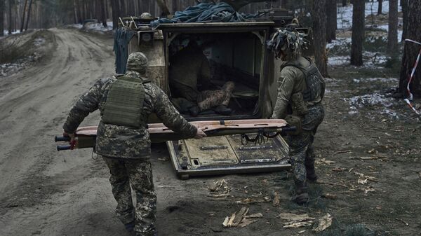 Ukrainian military medics try to give first aid to a soldier heavily wounded in a battle near Kremennaya in the Lugansk region, Russia, Friday, Jan. 13, 2023 - Sputnik International