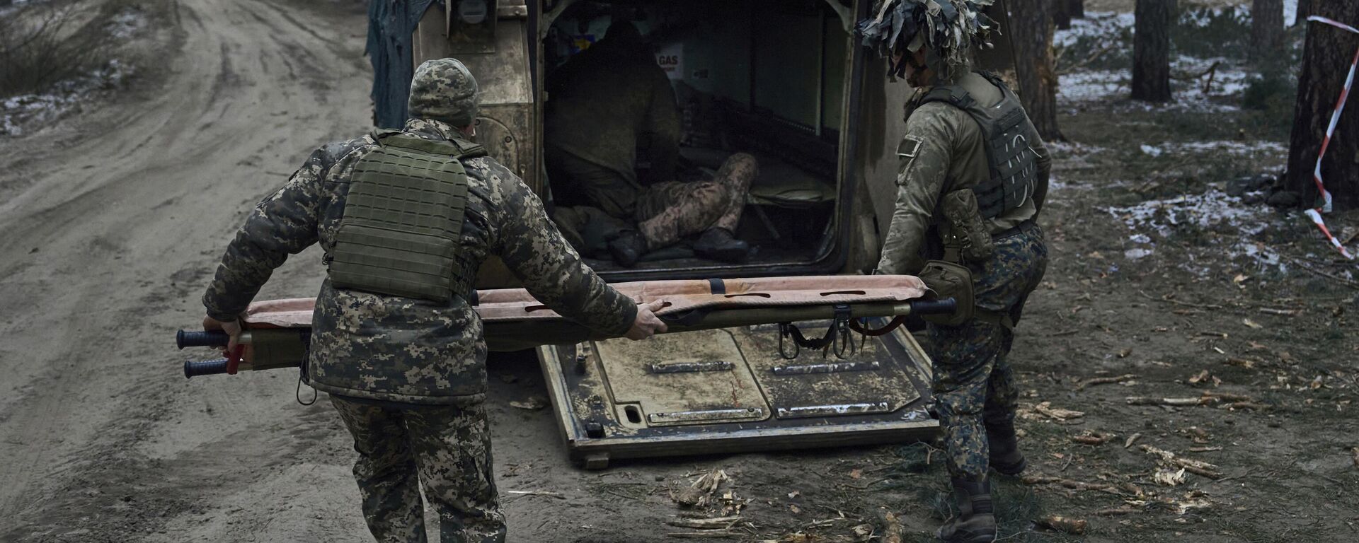 تلاش پزشکان نظامی اوکراین برای کمک‌های اولیه به یک سرباز به شدت مجروح در نبرد کرامننایا در استان لوهانسک، روسیه، جمعه، 13 ژانویه 2023 - اسپوتنیک بین‌المللی، 1920، 2024/04/25